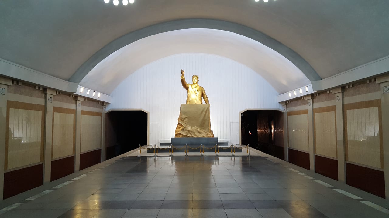 “The People Rise up in the Building of a New Country” mural in Kaeson station.