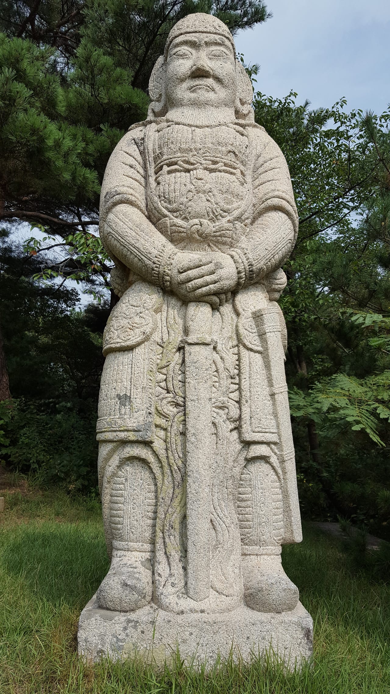A large statue at the King Wang Kon tomb.