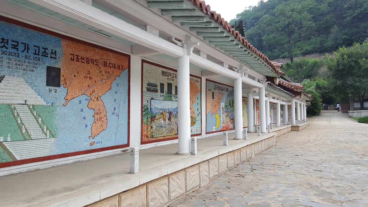 Many beautiful murals along the lake.