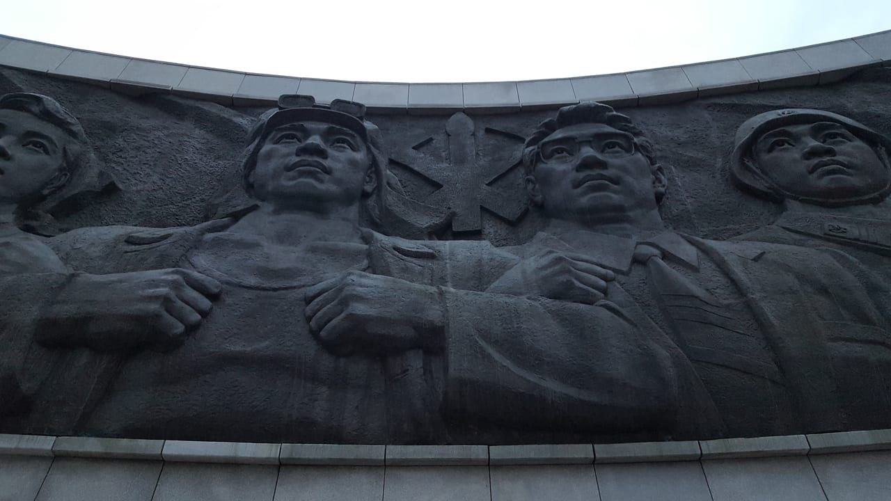 Looking at the panoramic mural wrapping the inside of the monument.